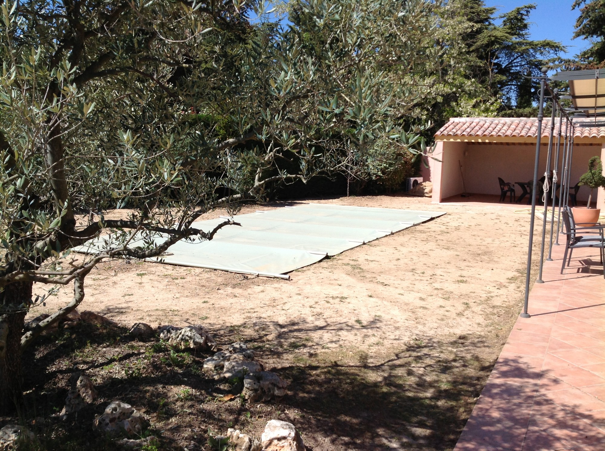 Préparation du sol avant la pose d'une pelouse synthétique à Bouc Bel Air